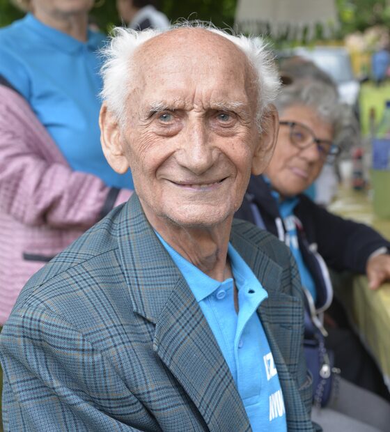 Pflegekraft und Seniorin in einem vertrauten Moment