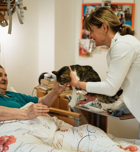 Pflegerin und Seniorin genießen gemeinsam Zeit